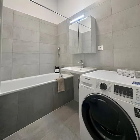 Bezrucova - 2 Bedrooms, Terrace And Free Garage Parking Lejlighed