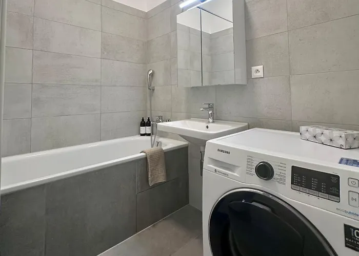 Bezrucova - 2 Bedrooms, Terrace And Free Garage Parking Appartement