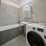 Bezrucova - 2 Bedrooms, Terrace And Free Garage Parking Apartmán